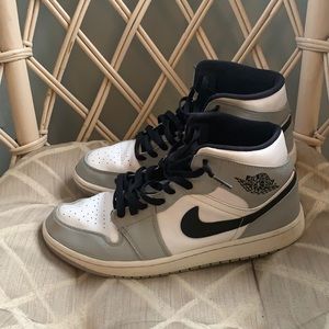 Air Jordan one mid‘s gray